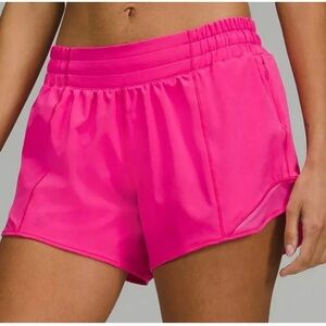 Lululemon Sz 8 HOTTY HOT SHORT II *4" Sonic Pink Run Train Gym